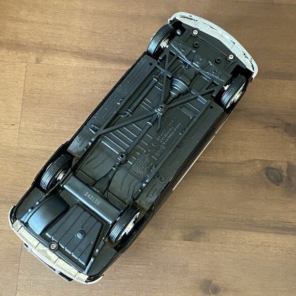 Motormax 1949 Mercury Black Diecast Model Car 1:24 Scale - Picture 8 of 11